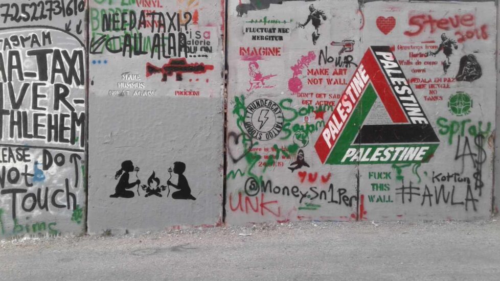 En este grafiti, el favorito del artista, las nubes de azúcar que sostienen los niños tienen forma de una casa en llamas y representan un hogar bajo la ocupación israelí.