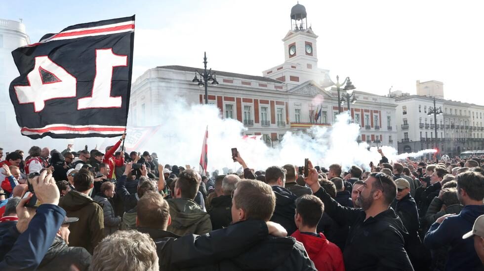 Aficionados del Ajax en la Puerta del Sol de Madrid en marzo