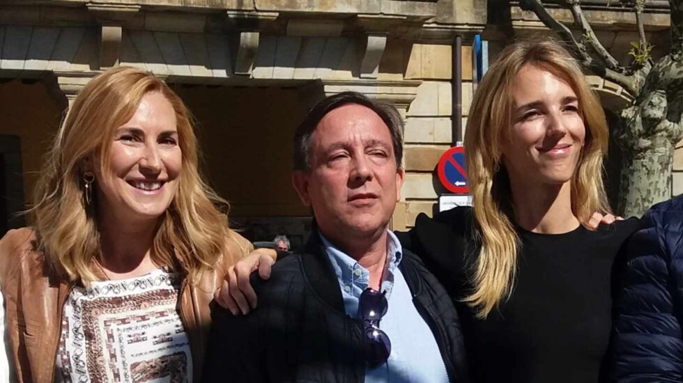 Manuel Leal, junto a la presidenta del PPN, Ana Beltrán, y la diputada, Cayetana Alvarez de Toledo.