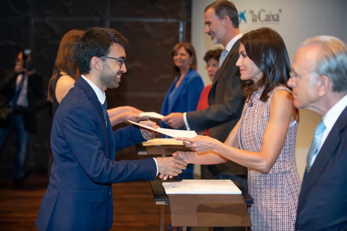 La reina Letizia durante el acto de entrega de becas la Caixa.