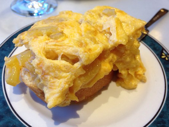 Tortilla de patatas "babosita" del bar La Navarra en Pamplona