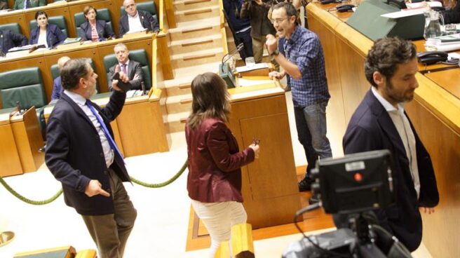 Parlamentarios del PP abandonan la Cámara vasca entre insultos de Arzuaga. Parlamentarios del PP abandonan la Cámara vasca entre insultos de Arzuaga.