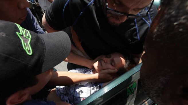 Represión en Venezuela Manifestantes trasladan a una mujer herida de bala en Caracas, Venezuela.