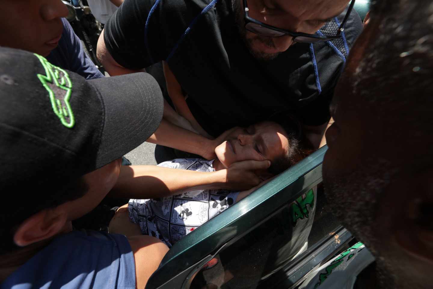 Manifestantes trasladan a una mujer herida de bala en Caracas, Venezuela.