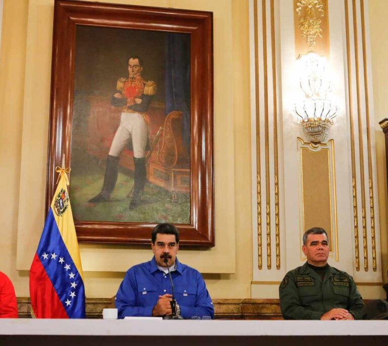 Maduro da por derrotada la "escaramuza golpista" y niega que quisiera huir