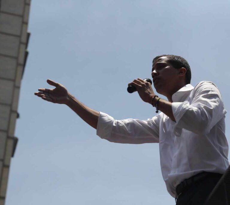 Guaidó llama a la calle "hasta la libertad" y Maduro denuncia injerencia de EEUU
