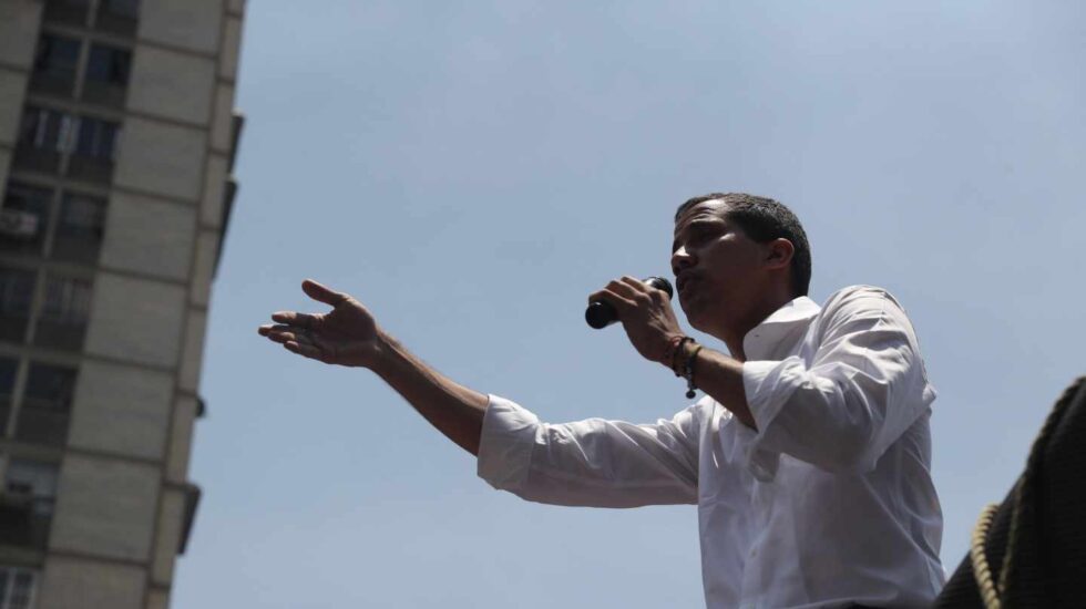 Juan Guaidó se dirige a los manifestantes en Caracas.