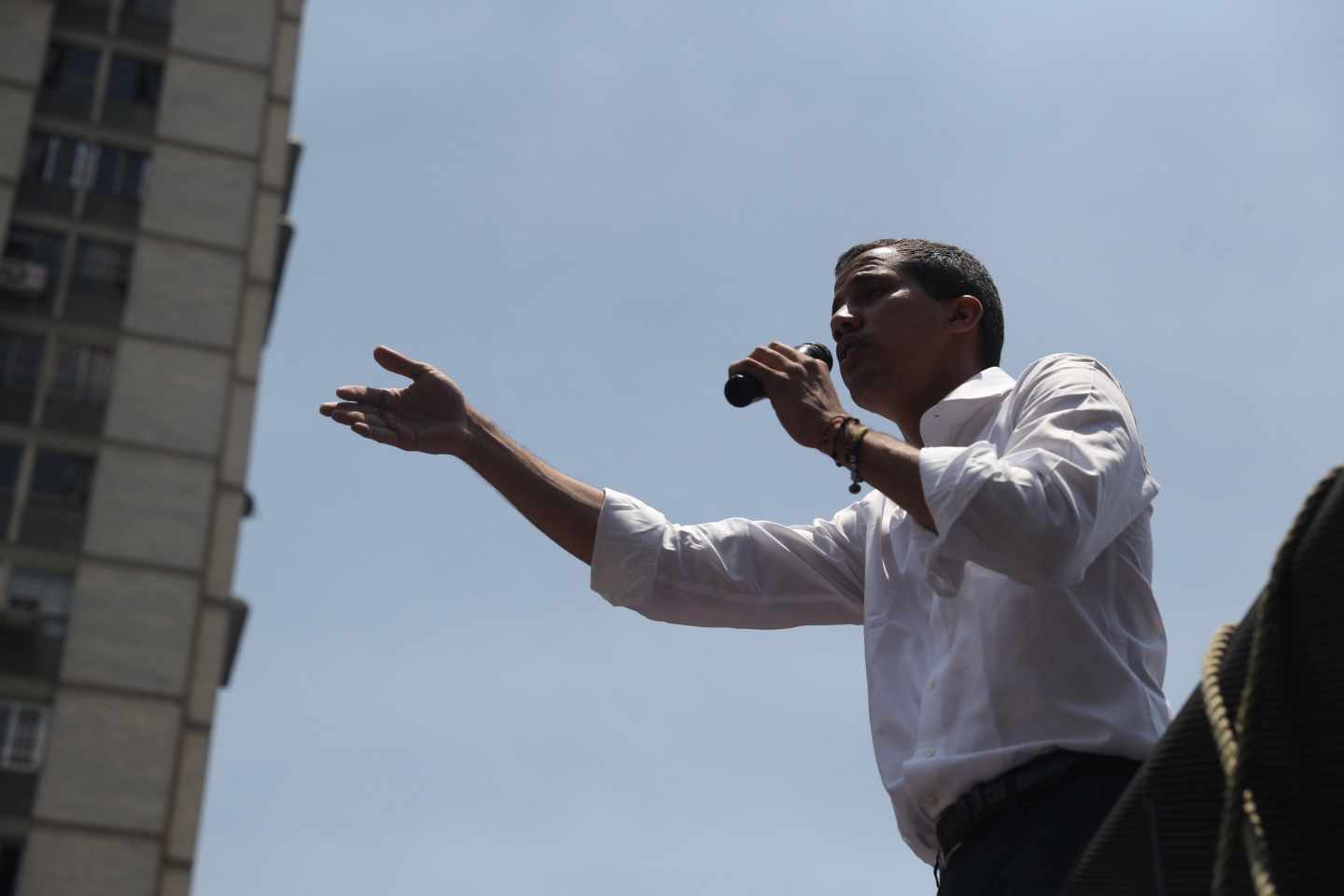 Juan Guaidó se dirige a los manifestantes en Caracas.