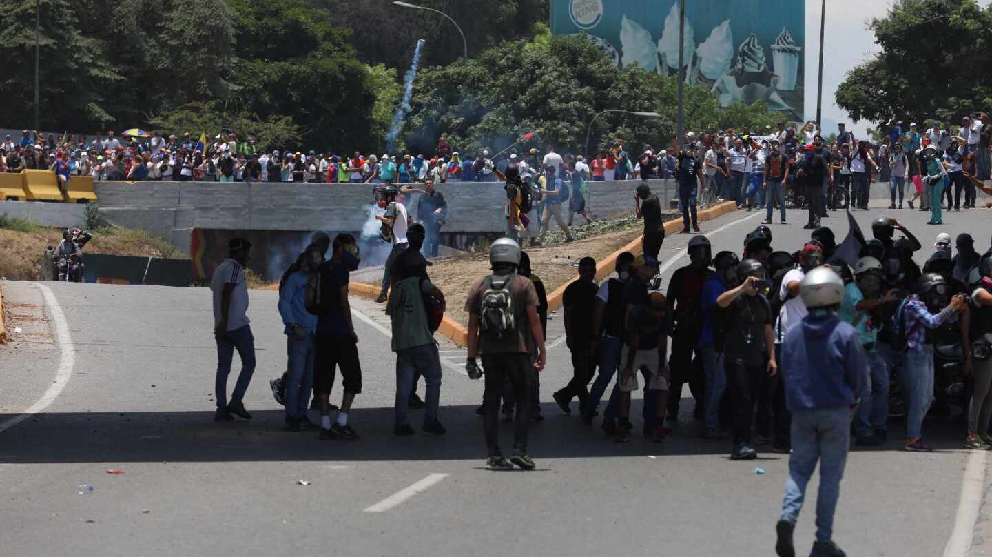 Opositores participan en una manifestación este miércoles en las calles de Caracas (Venezuela).