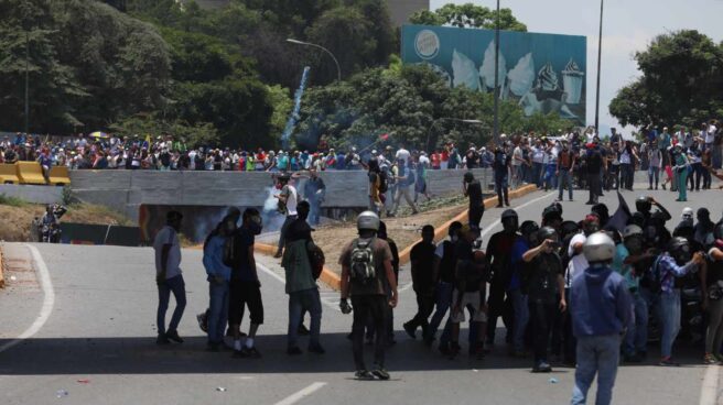 Opositores participan en una manifestación este miércoles en las calles de Caracas (Venezuela).
