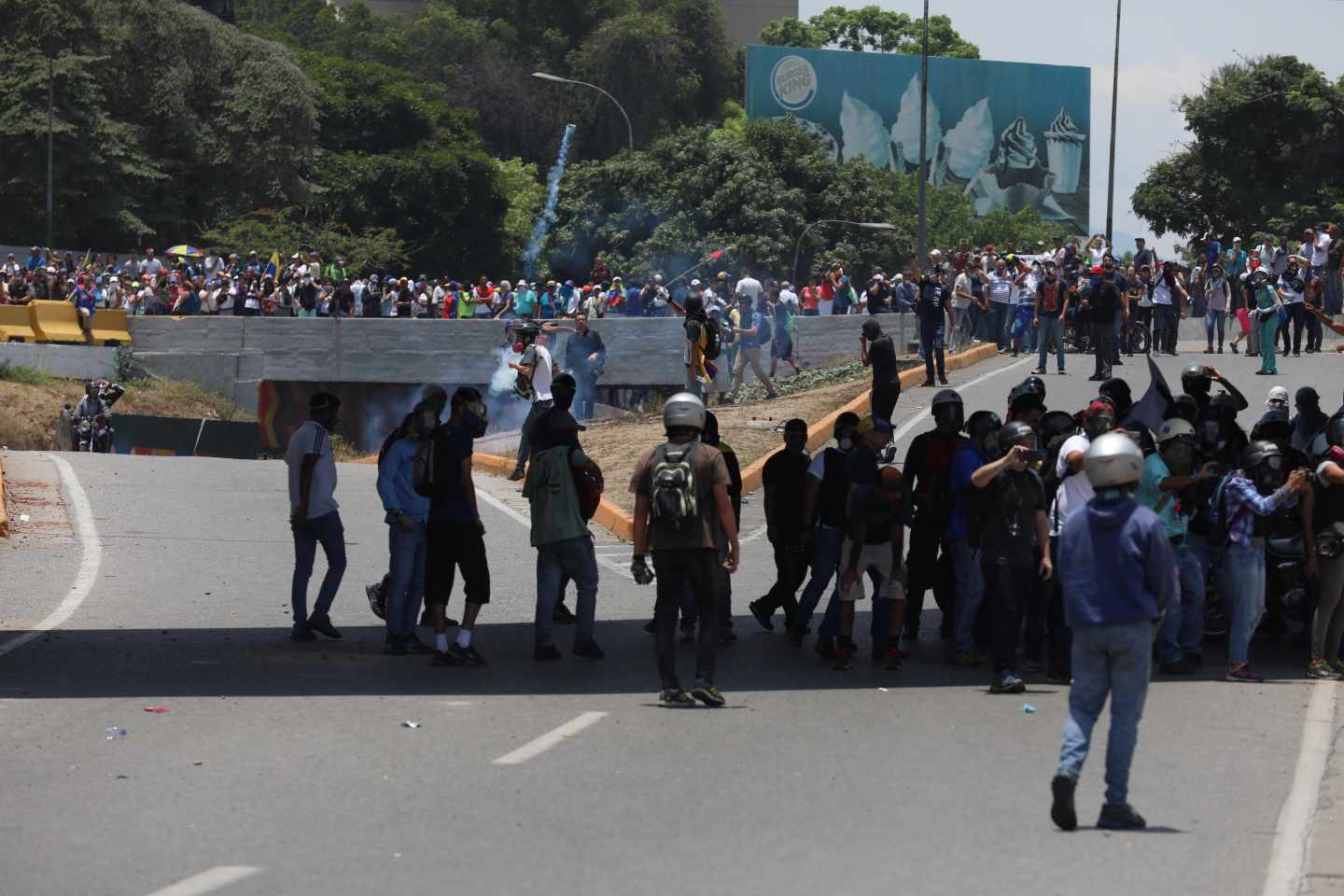 Opositores participan en una manifestación este miércoles en las calles de Caracas (Venezuela).