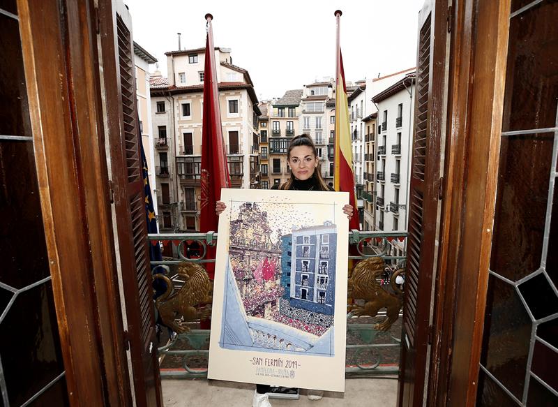 Edurne Taínta con el cartel de las fiestas de San Fermín 2019.