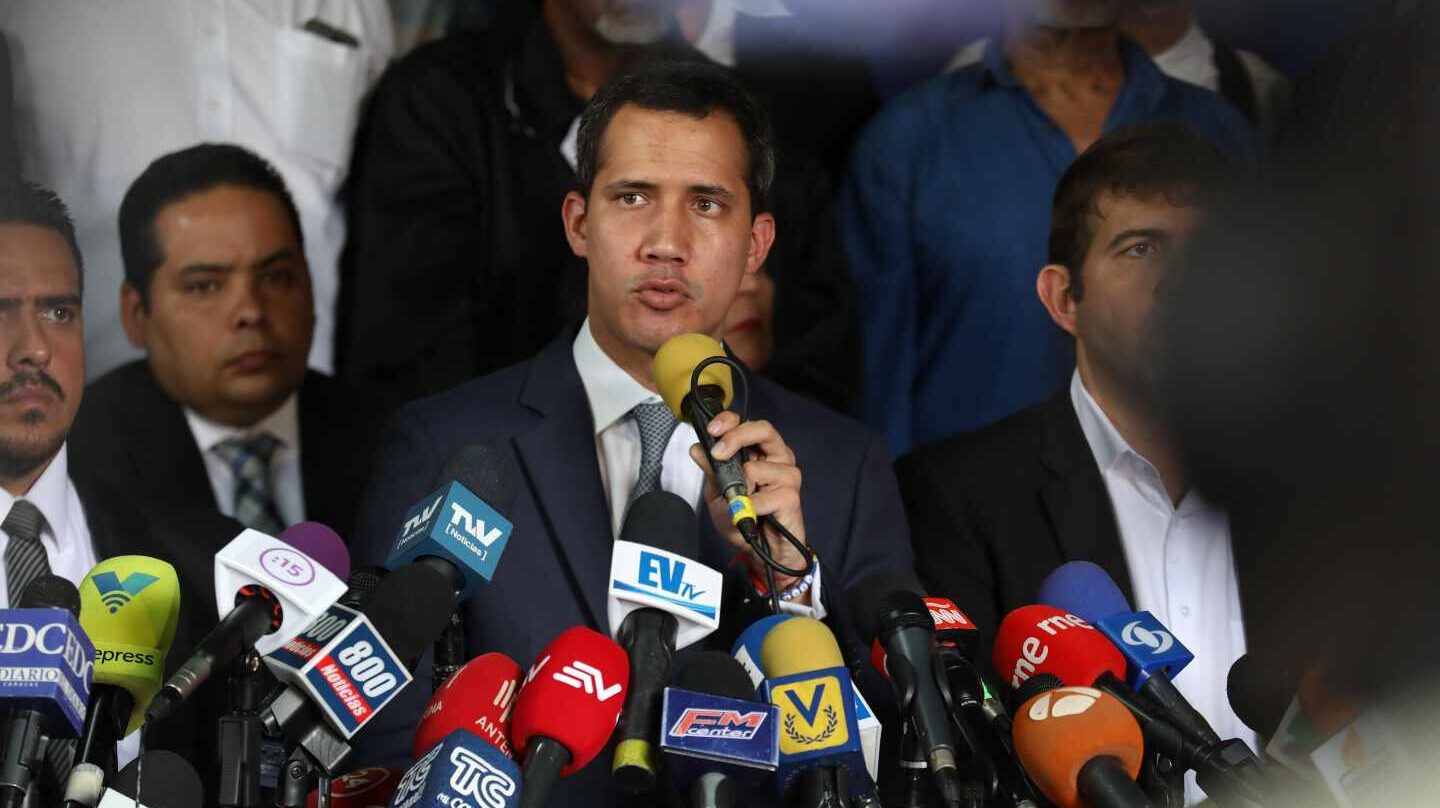 Juan Guaidó se dirige a los periodistas.