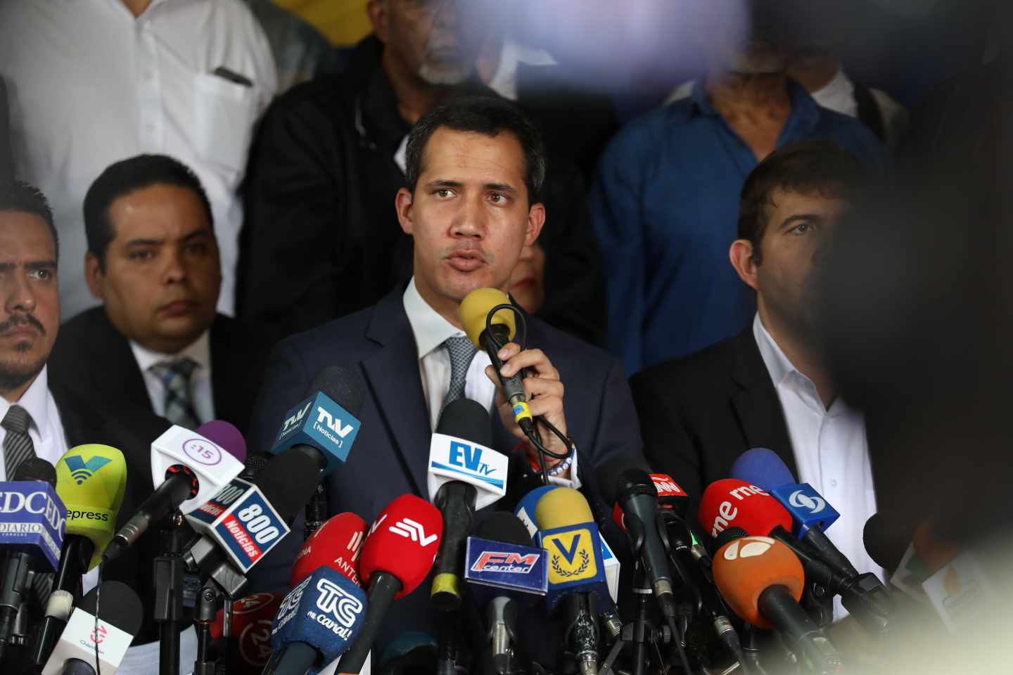 Juan Guaidó se dirige a los periodistas.