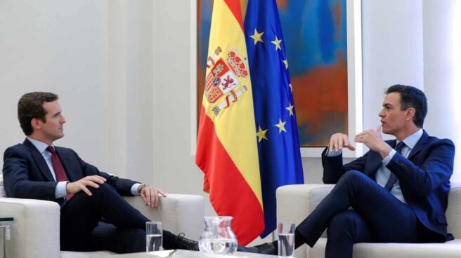 Pedro Sánchez y Pablo Casado durante su reunión en Moncloa