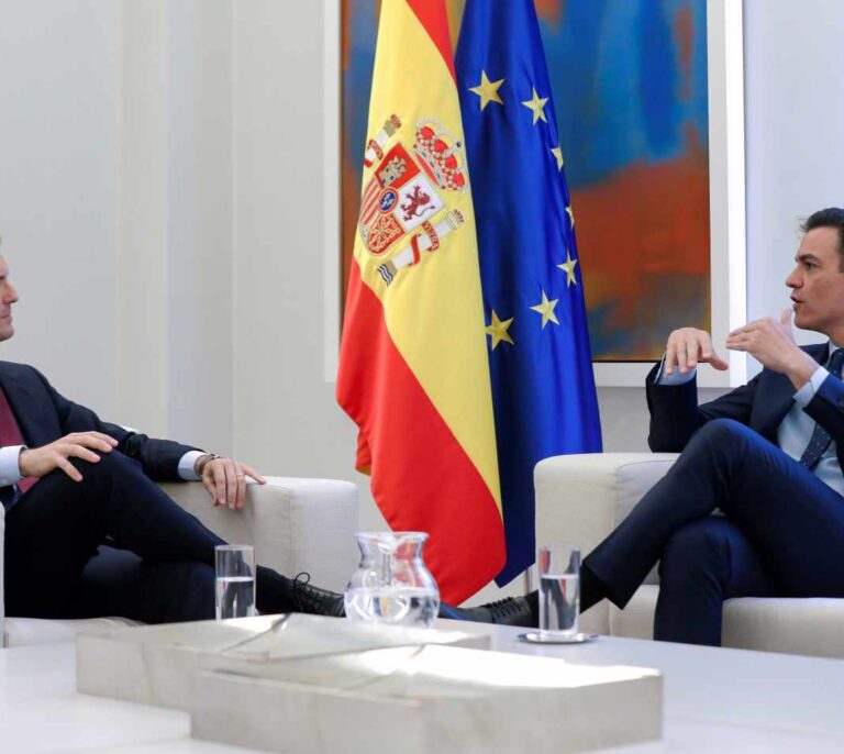Casado prevé un Gobierno "débil" y anima a Sánchez a pactar con Ciudadanos