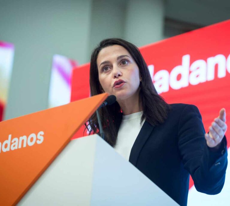 Arrimadas pide a Sánchez una reunión a tres con el PP para un Gobierno moderado