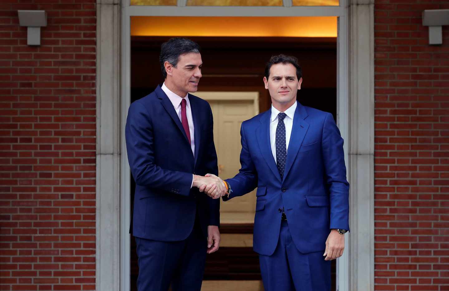 Reunión de Pedro Sánchez con Albert Rivera en Moncloa.