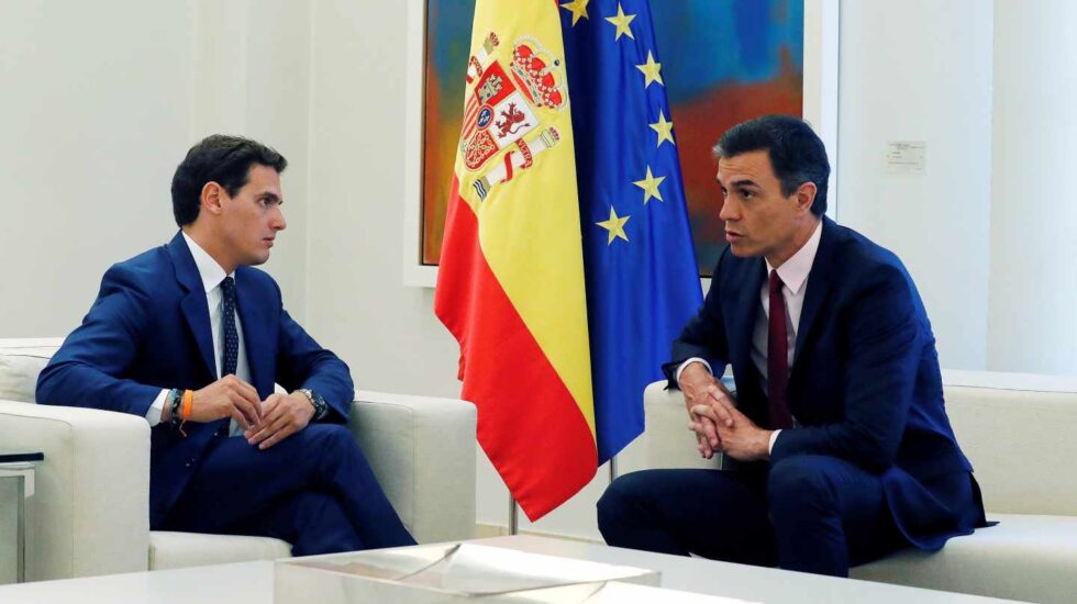 El presidente del Gobierno en funciones, Pedro Sánchez, recibe en la Moncloa al líder de Ciudadanos, Albert Rivera