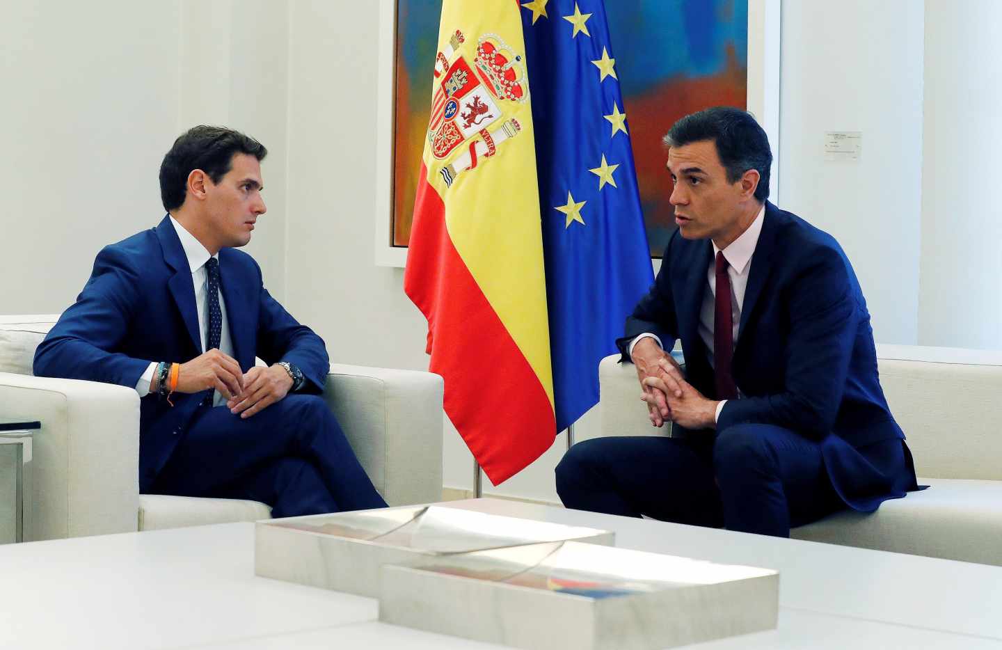 El presidente del Gobierno en funciones, Pedro Sánchez, recibe en la Moncloa al líder de Ciudadanos, Albert Rivera