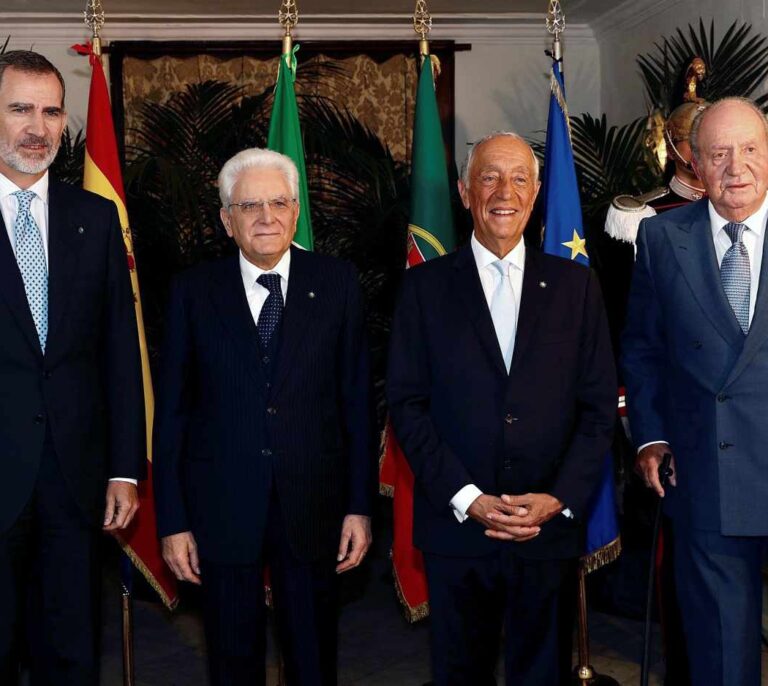 Felipe VI y Juan Carlos I, recibidos con el himno de España con la letra de Pemán