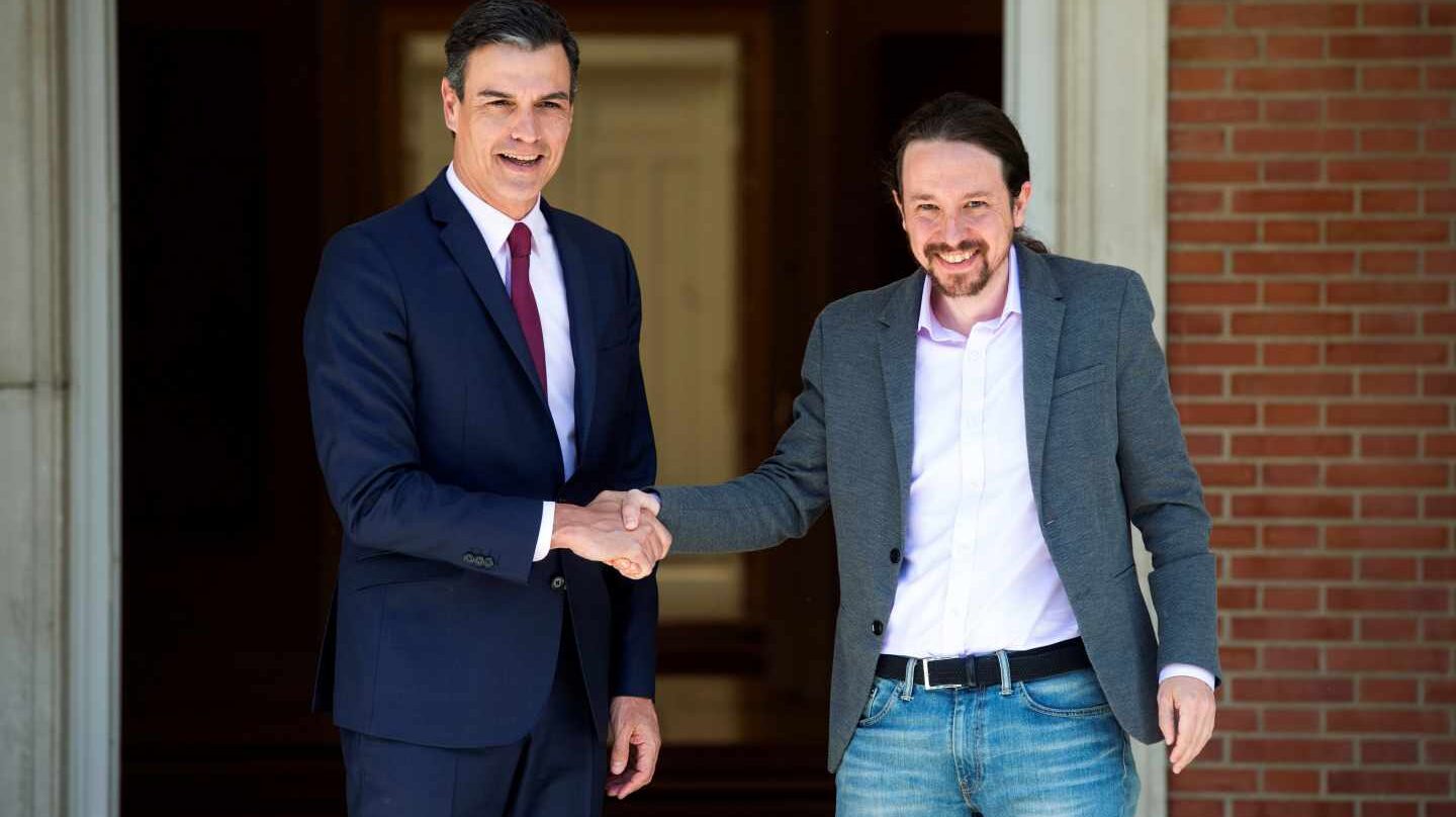 Pedro Sánchez recibe a Pablo Iglesias en la Moncloa.
