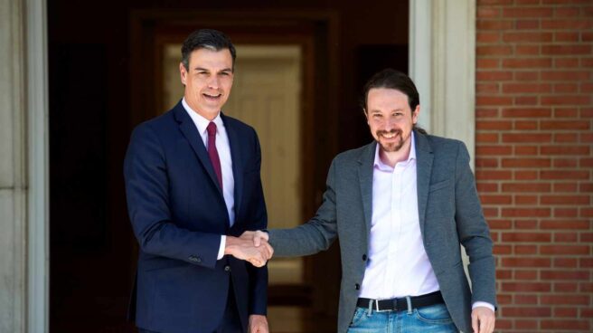 Pedro Sánchez recibe a Pablo Iglesias en la Moncloa.