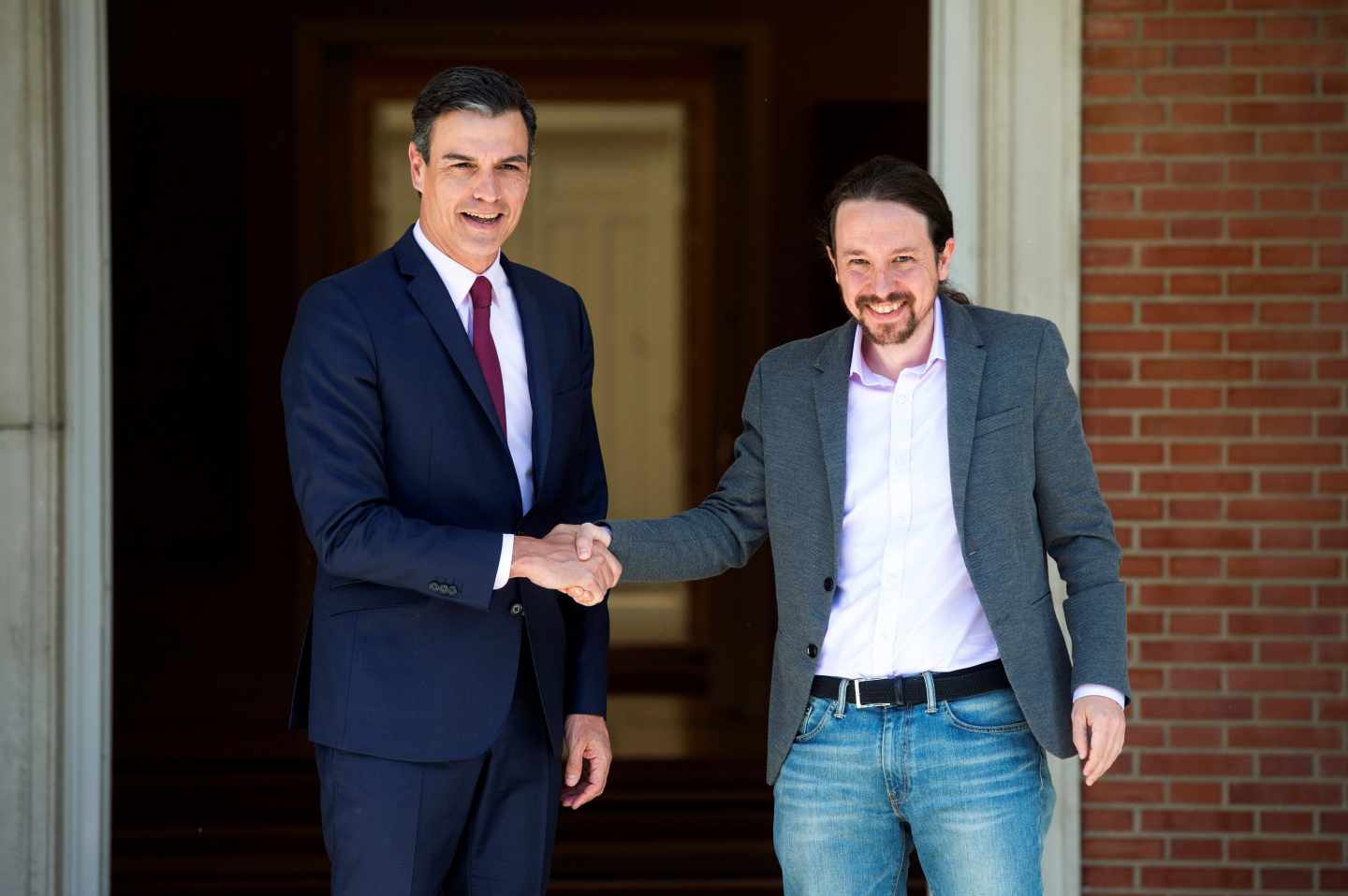 Pedro Sánchez recibe a Pablo Iglesias en la Moncloa.