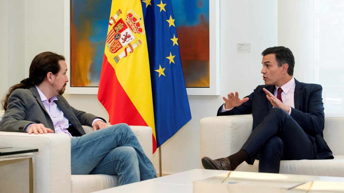Iglesias y Sánchez conversan en la Moncloa.