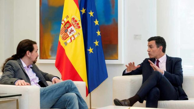 Iglesias Sánchez Gobierno Moncloa Iglesias y Sánchez conversan en la Moncloa.