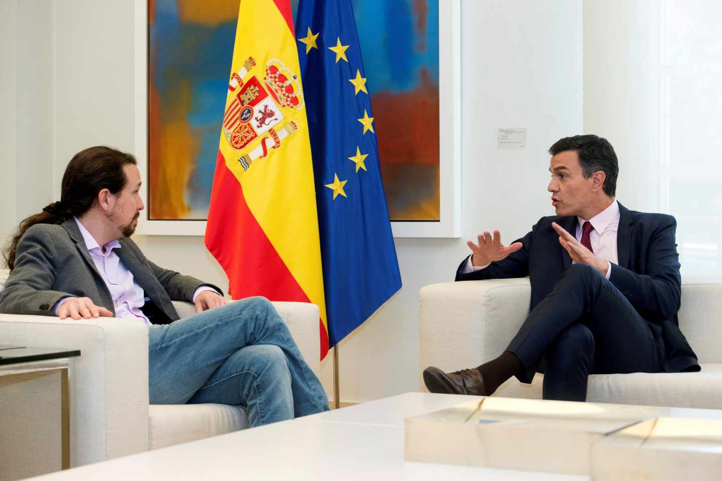 Iglesias y Sánchez conversan en la Moncloa.