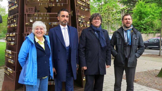 El expresidente de la Generalitat Carles Puigdemont, acompañado de los exconsejeros Toni Comín (d) y Clara Ponsatí.