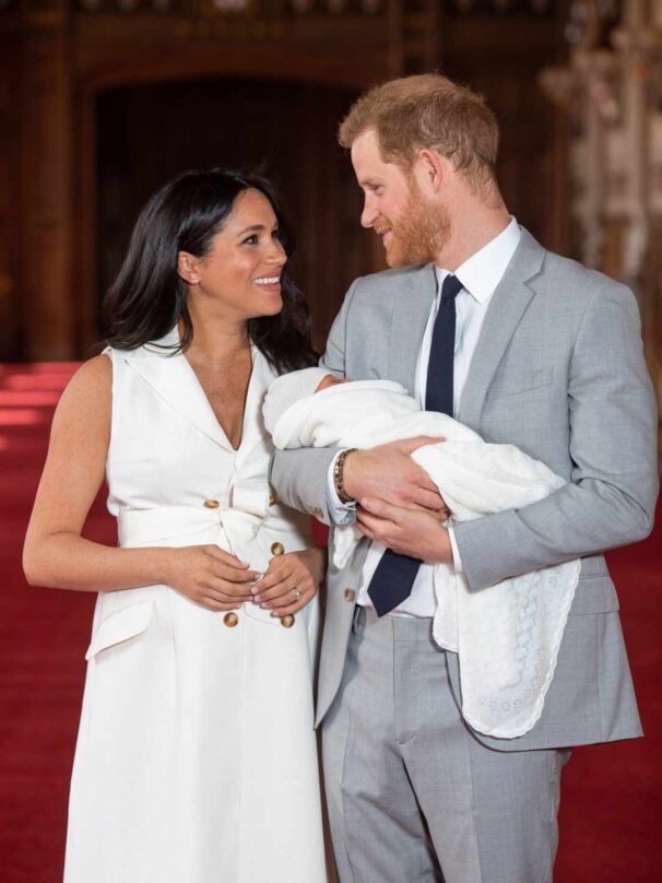 ussex, posan junto a su hijo recién nacido.