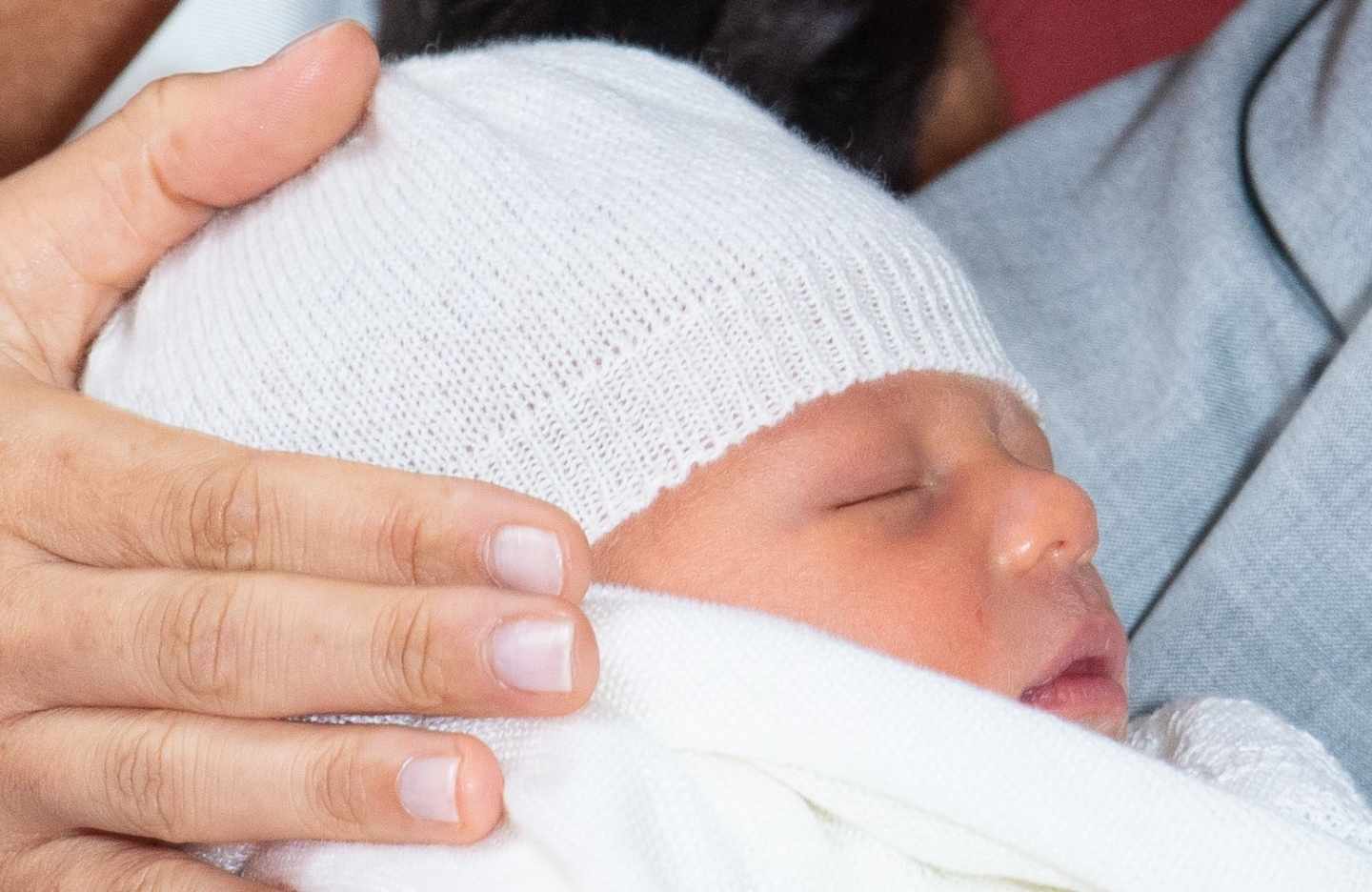 El príncipe Enrique y Meghan, duquesa de Sussex, posan junto a su hijo recién nacido.