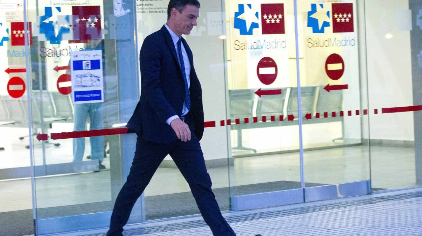 El presidente del Gobierno en funciones, Pedro Sánchez, sale este jueves del hospital donde está ingresado el histórico dirigente del PSOE Alfredo Pérez Rubalcaba, que está en situación de extrema gravedad tras sufrir un ictus.
