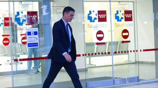 El presidente del Gobierno en funciones, Pedro Sánchez, sale este jueves del hospital donde está ingresado el histórico dirigente del PSOE Alfredo Pérez Rubalcaba, que está en situación de extrema gravedad tras sufrir un ictus.