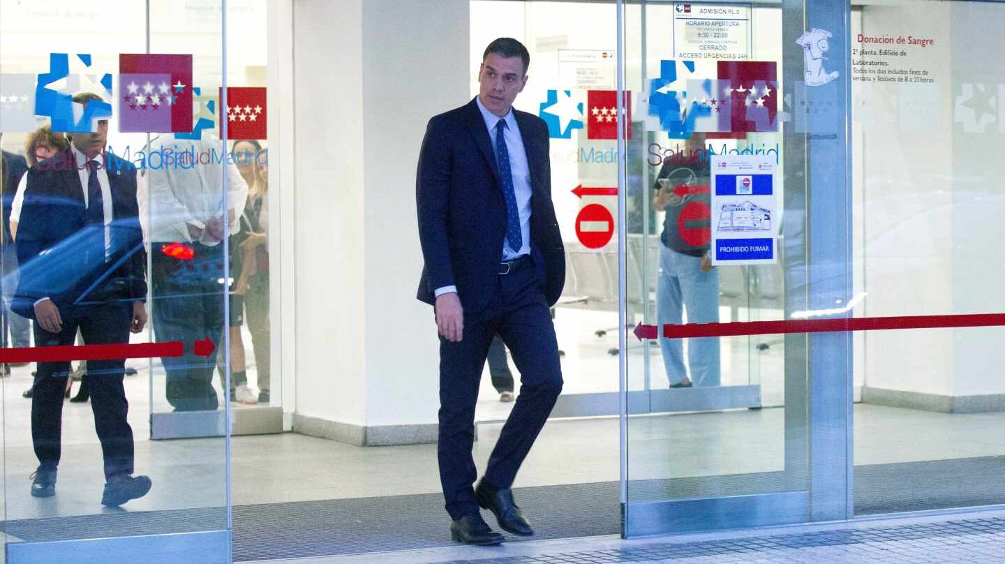 Pedro Sánchez sale del hospital de Majadahonda donde está ingresado Rubalcaba.