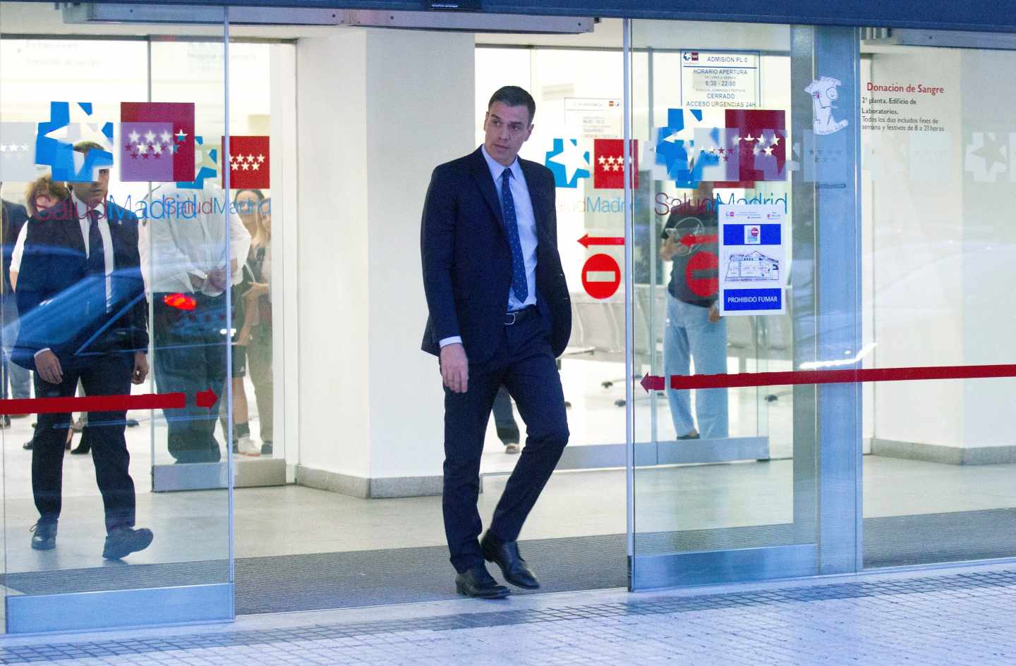 Pedro Sánchez sale del hospital de Majadahonda donde está ingresado Rubalcaba.