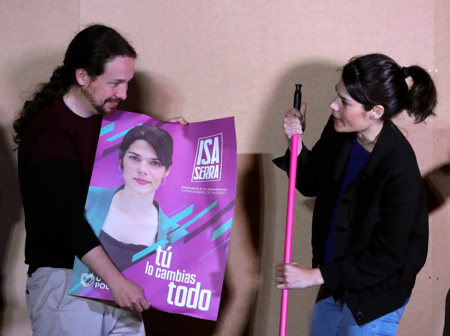 El líder de Podemos, Pablo Iglesias (i), junto a la aspirante a la Presidencia a la Comunidad de Madrid, Isabel Serra, durante el acto de apertura de campaña de la coalición Unidas Podemos para los comicios municipales, autonómicos y europeos del próximo 26 de mayo.