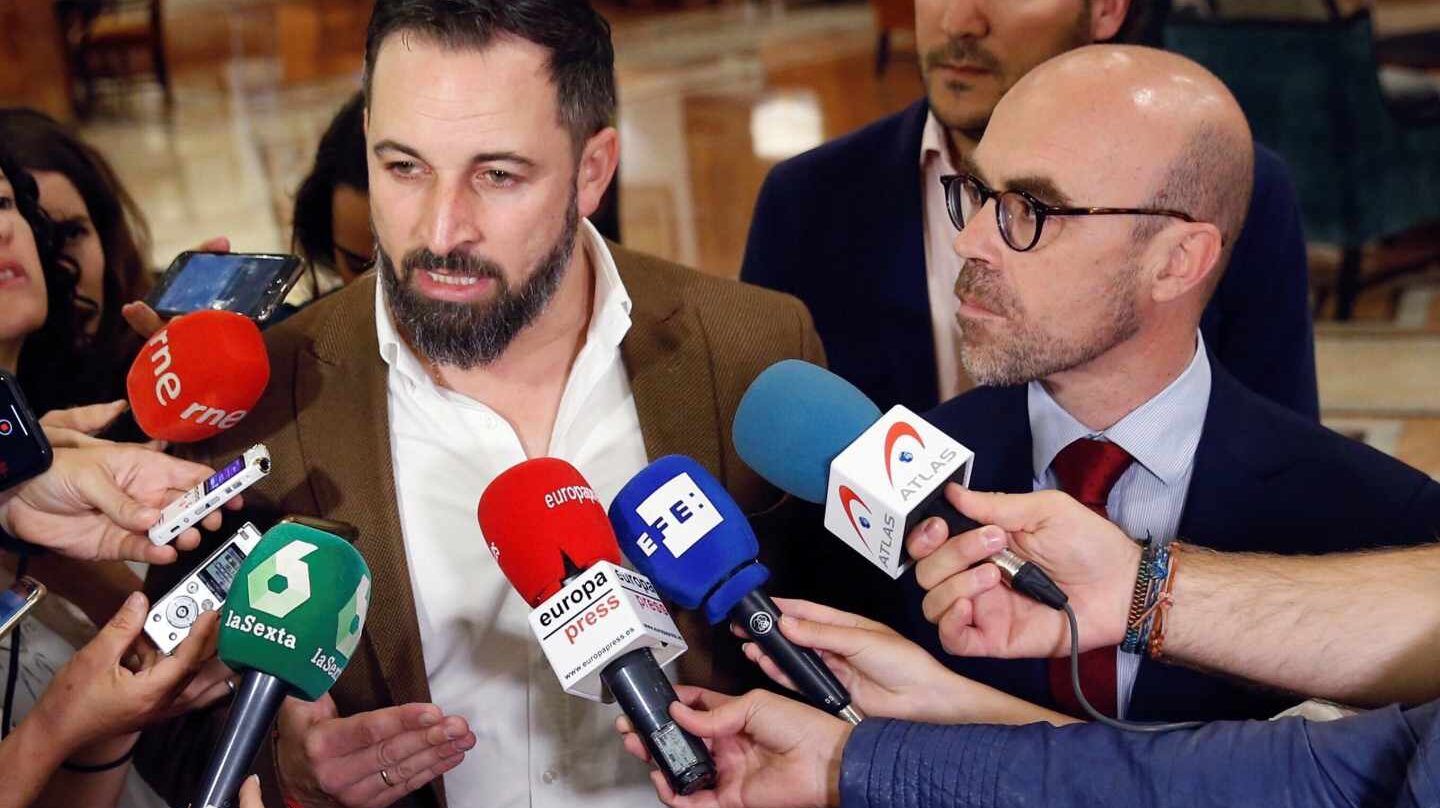 Santiago Abascal, junto al cabeza de lista al Parlamento Europeo por Vox, Jorge Buxadé.