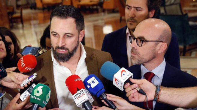 Santiago Abascal, junto al cabeza de lista al Parlamento Europeo por Vox, Jorge Buxadé.