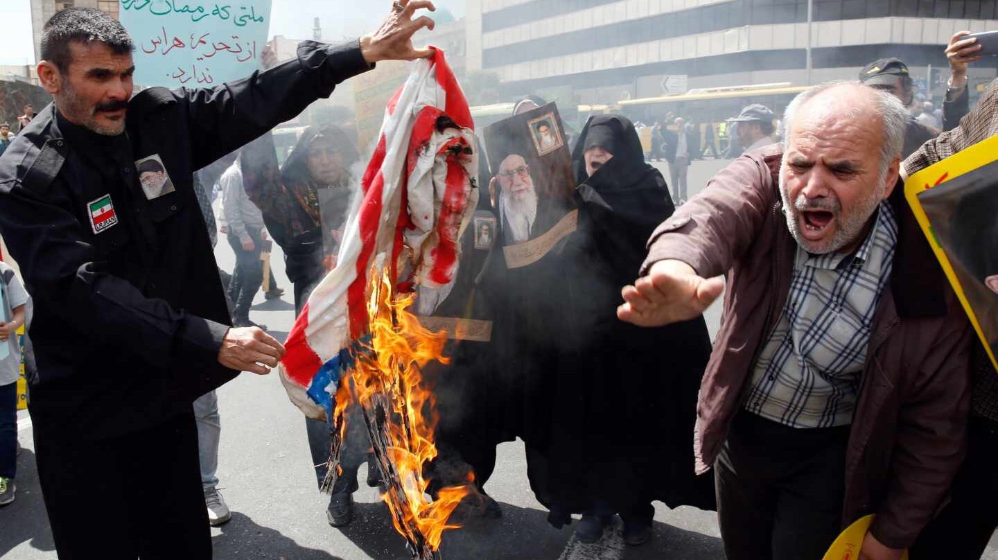 Manifestantes iraníes queman banderas de EEUU en Teherán.