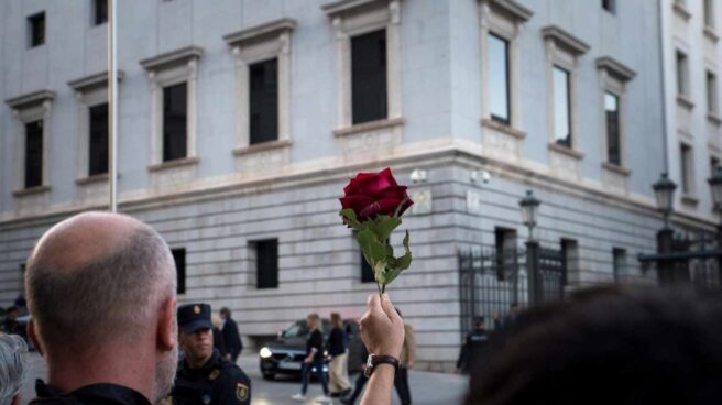 Personas congregadas en los aledaños del Congreso para despedir a Alfredo Pérez Rubalcaba