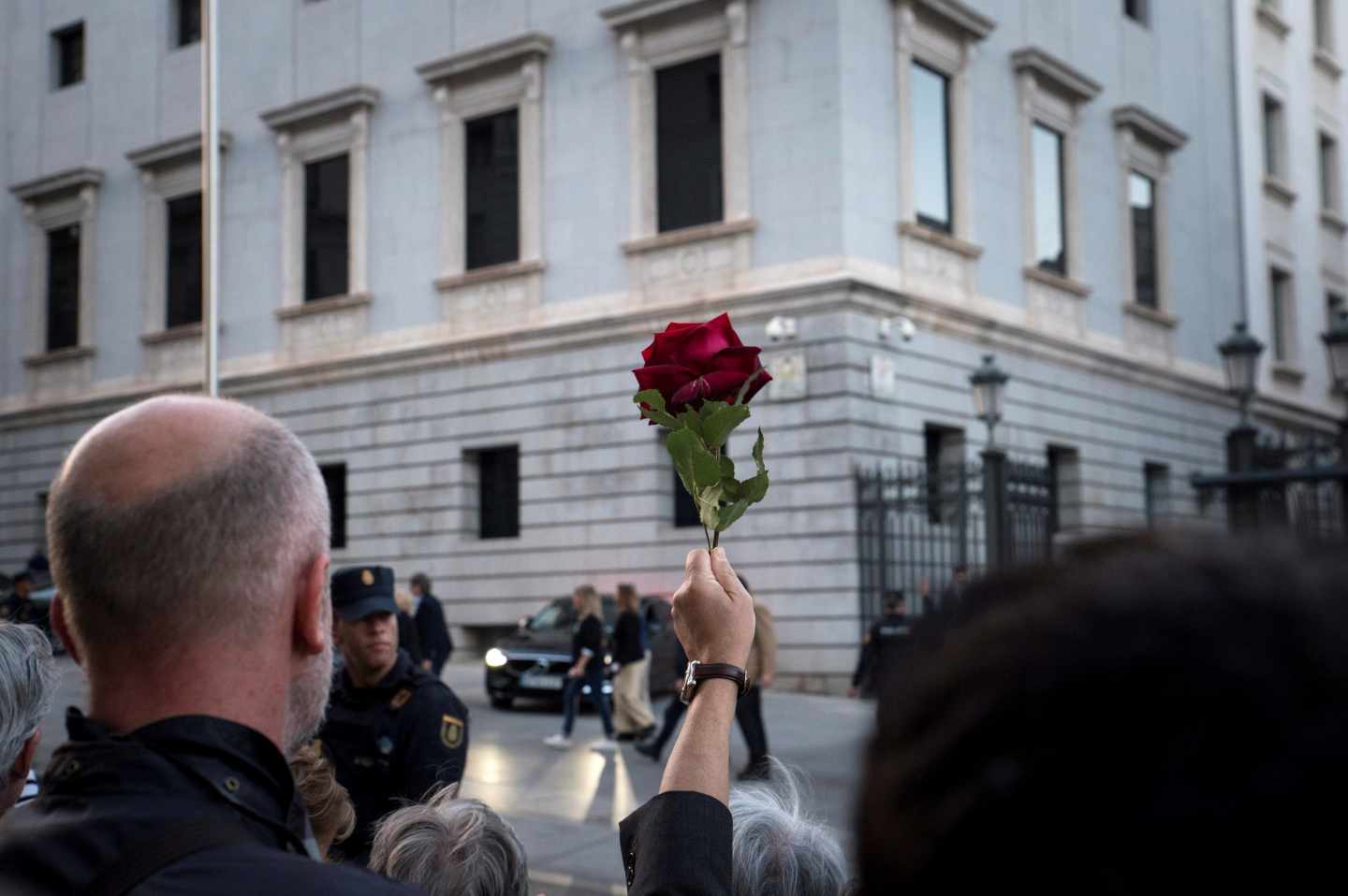 Personas congregadas en los aledaños del Congreso para despedir a Alfredo Pérez Rubalcaba