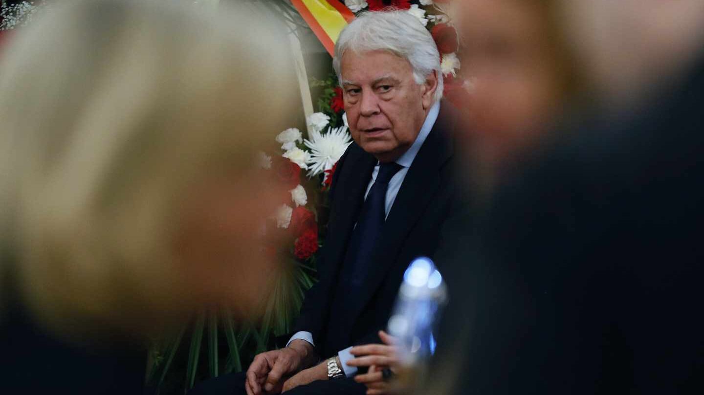 Felipe González, en la capilla ardiente de Rubalcaba.