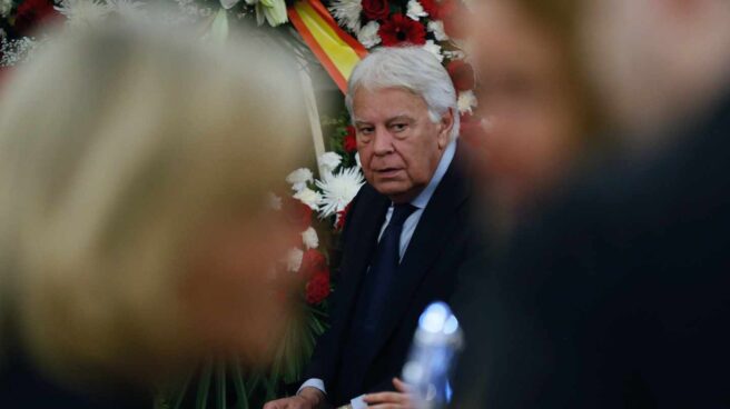 Felipe González, en la capilla ardiente de Rubalcaba.