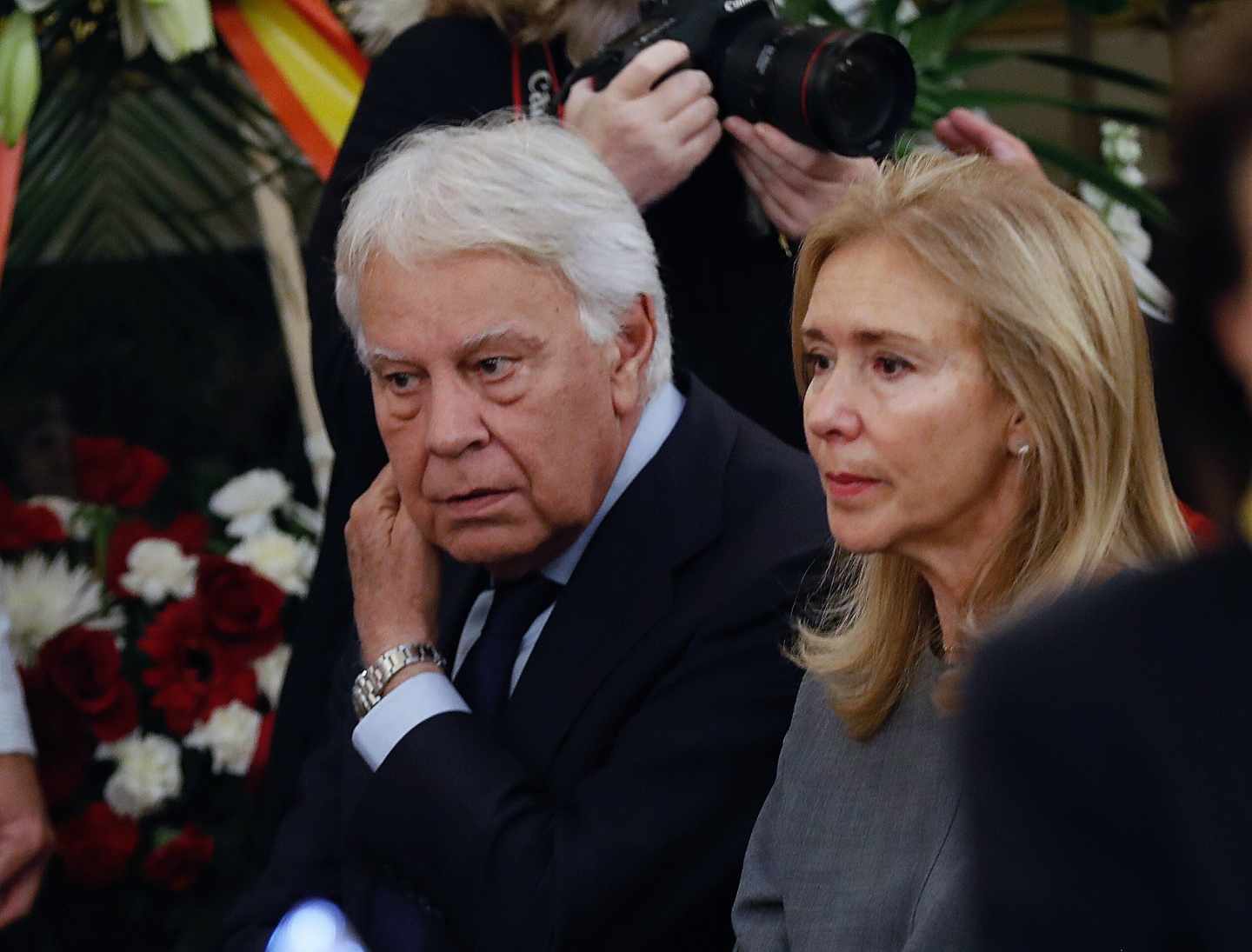 Felipe González, en la capilla ardiente de Rubalcaba.