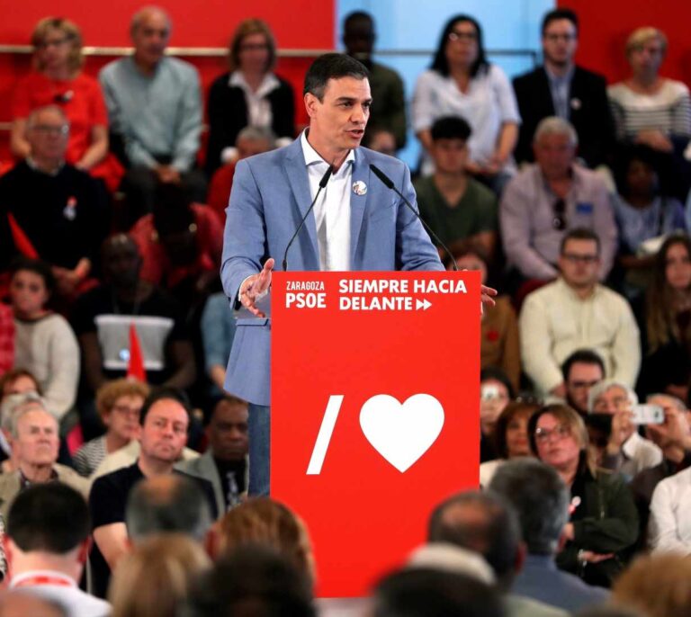 Sánchez dice que le "importa un bledo" el futuro de Casado, Rivera y Abascal