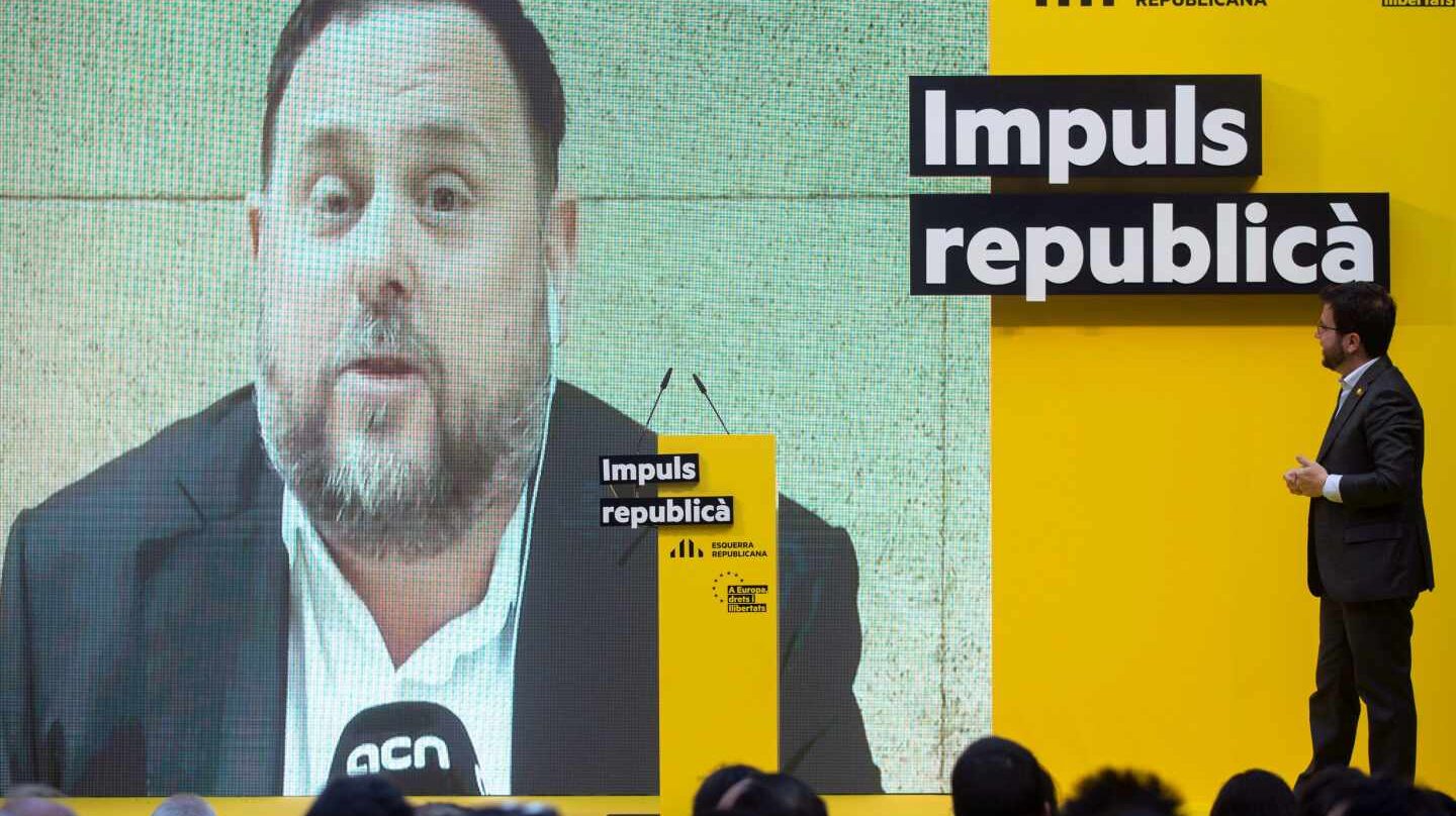El vicepresidente del Govern, Pere Aragonès, alcaldable de Barcelona, mira una intervención en video del ex vicepresident Oriol Junqueras