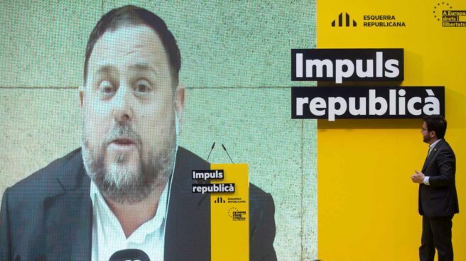 El vicepresidente del Govern, Pere Aragonès, alcaldable de Barcelona, mira una intervención en video del ex vicepresident Oriol Junqueras